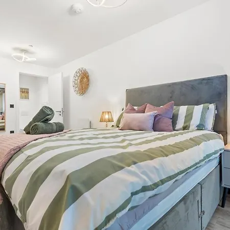 2 Bedr 2 Bath Balcony Lux Digbeth Roof Gardn Apartment *