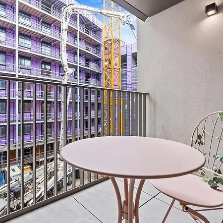 2 Bedr 2 Bath Balcony Lux Digbeth Roof Gardn Apartment Birmingham